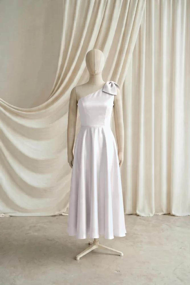 mara-oyster-satin-junior-bridesmaid-dress-thth-front Mara junior bridesmaid dress in Oyster satin by TH&TH — front